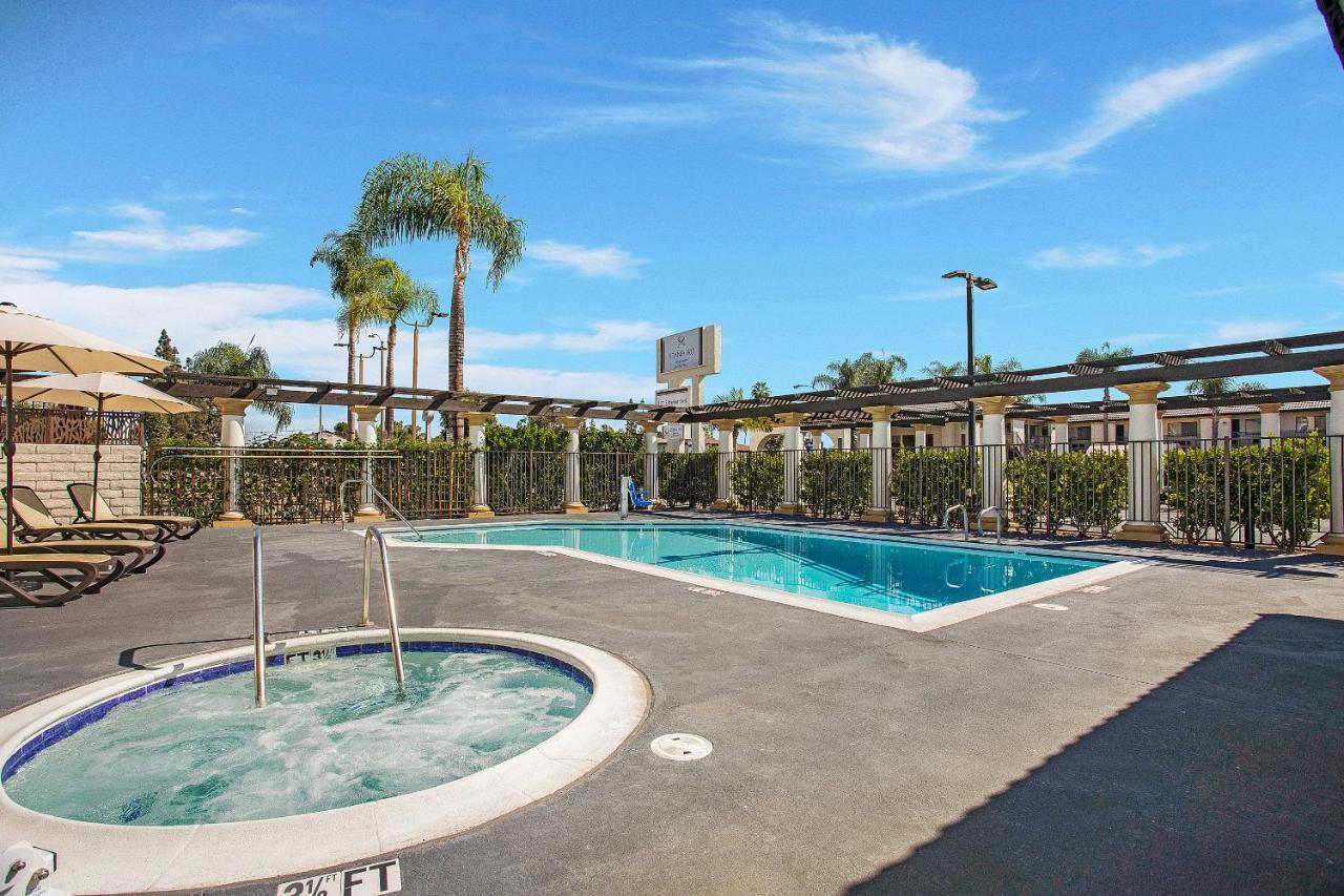 Stanford Inn & Suites Anaheim Eksteriør billede