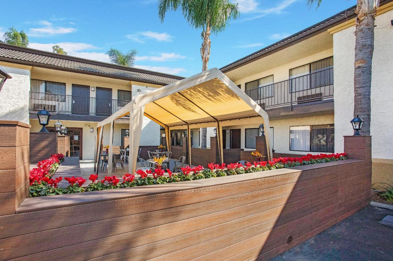 Stanford Inn & Suites Anaheim Eksteriør billede