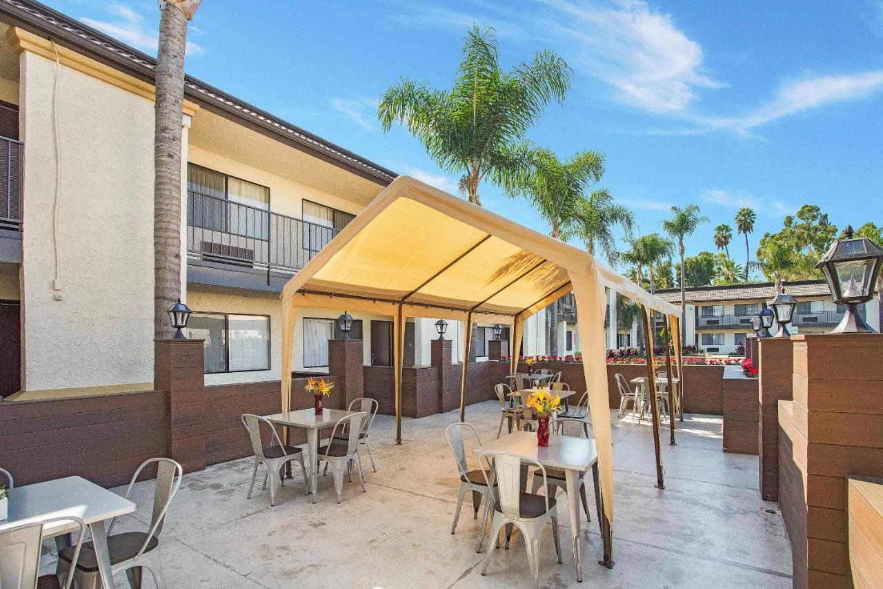 Stanford Inn & Suites Anaheim Eksteriør billede