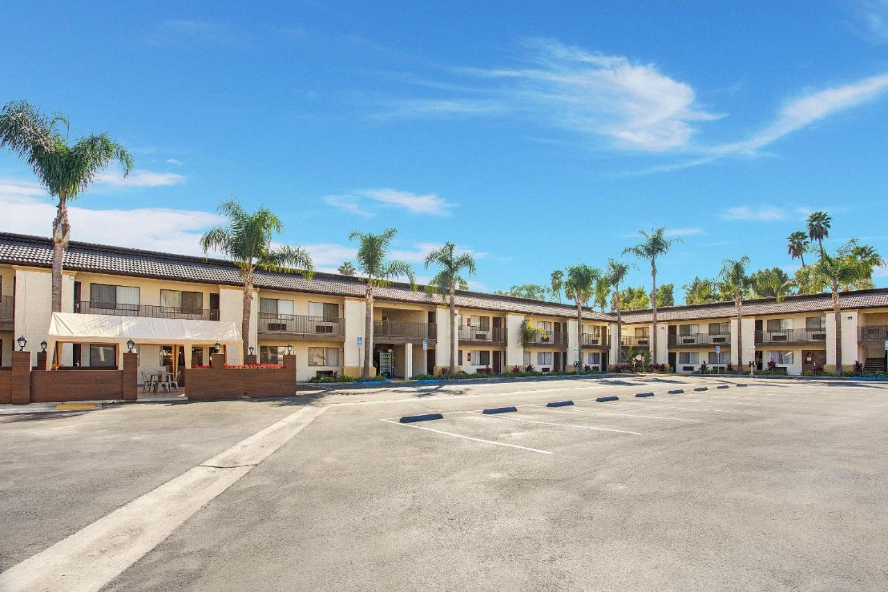 Stanford Inn & Suites Anaheim Eksteriør billede